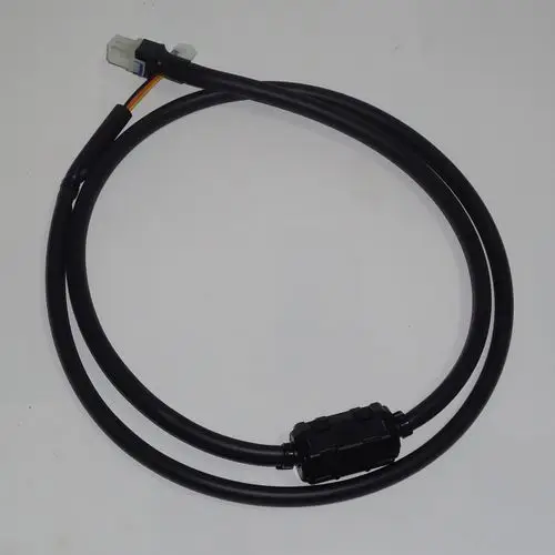 Kabelbaum mit zwei schwarzen Leitungen und einem Stecker, geeignet für die Verwendung in DAIKIN Altherma R Hybrid Heizsystemen.